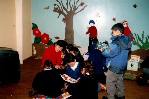 Biblioteca con niños de primer año Biblioteca con niños de primer año