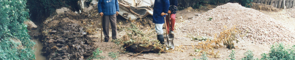 Estudiando el terreno para alcantarillado Estudiando el terreno para alcantarillado