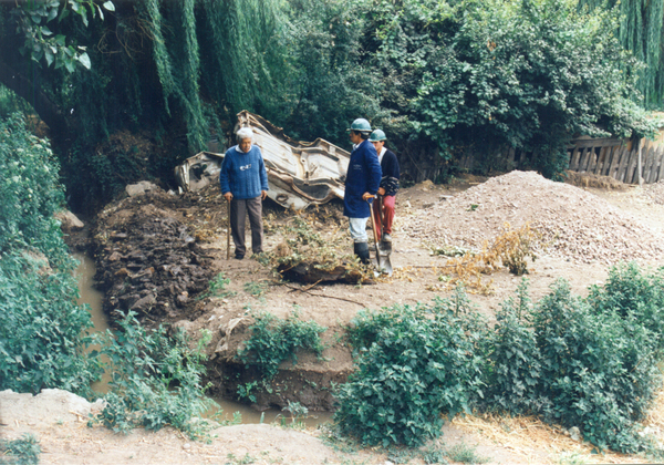 Estudiando el terreno para alcantarillado Estudiando el terreno para alcantarillado