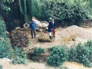Estudiando el terreno para alcantarillado Estudiando el terreno para alcantarillado