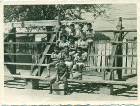 Jóvenes en Fortín ferroviario