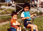 Hernán y Marcelo en su triciclo Hernán y Marcelo en su triciclo