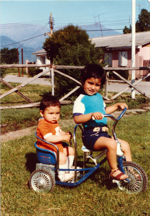 Hernán y Marcelo en su triciclo Hernán y Marcelo en su triciclo