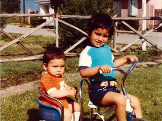 Hernán y Marcelo en su triciclo Hernán y Marcelo en su triciclo
