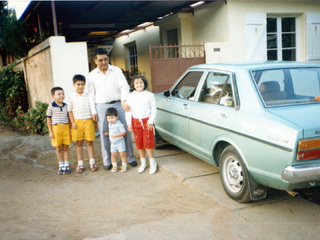 Mi padre con sus nietos Mi padre con sus nietos