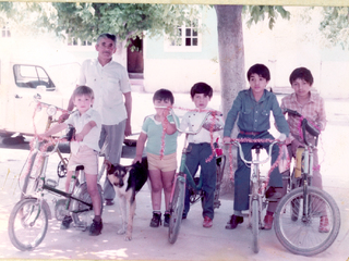 Niños en bicicleta Niños en bicicleta