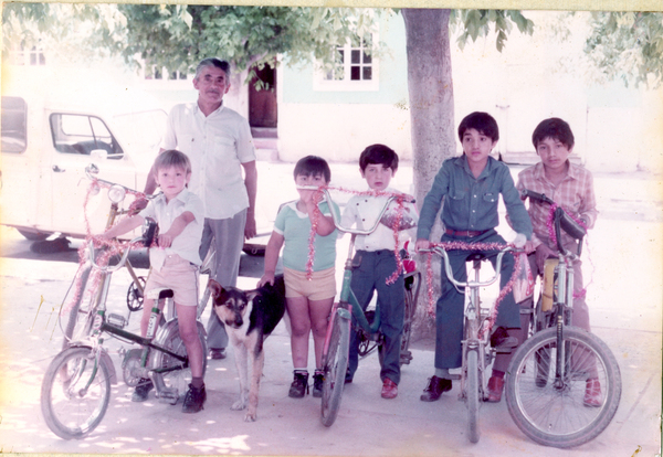 Niños en bicicleta Niños en bicicleta