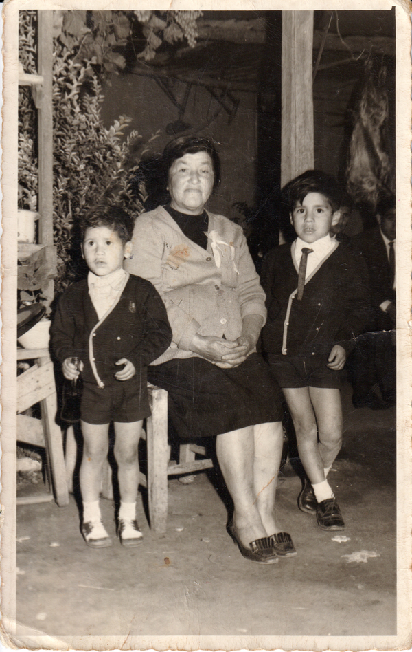 Abuela y nietos Abuela y nietos