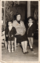 Abuela y nietos Abuela y nietos