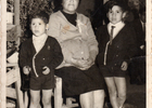 Abuela y nietos Abuela y nietos