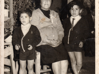 Abuela y nietos Abuela y nietos