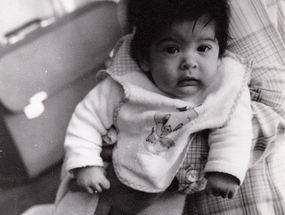 Vania en brazos de su madre Iris