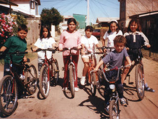 Posando con bicicletas nuevas Posando con bicicletas nuevas