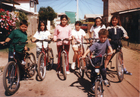 Posando con bicicletas nuevas Posando con bicicletas nuevas