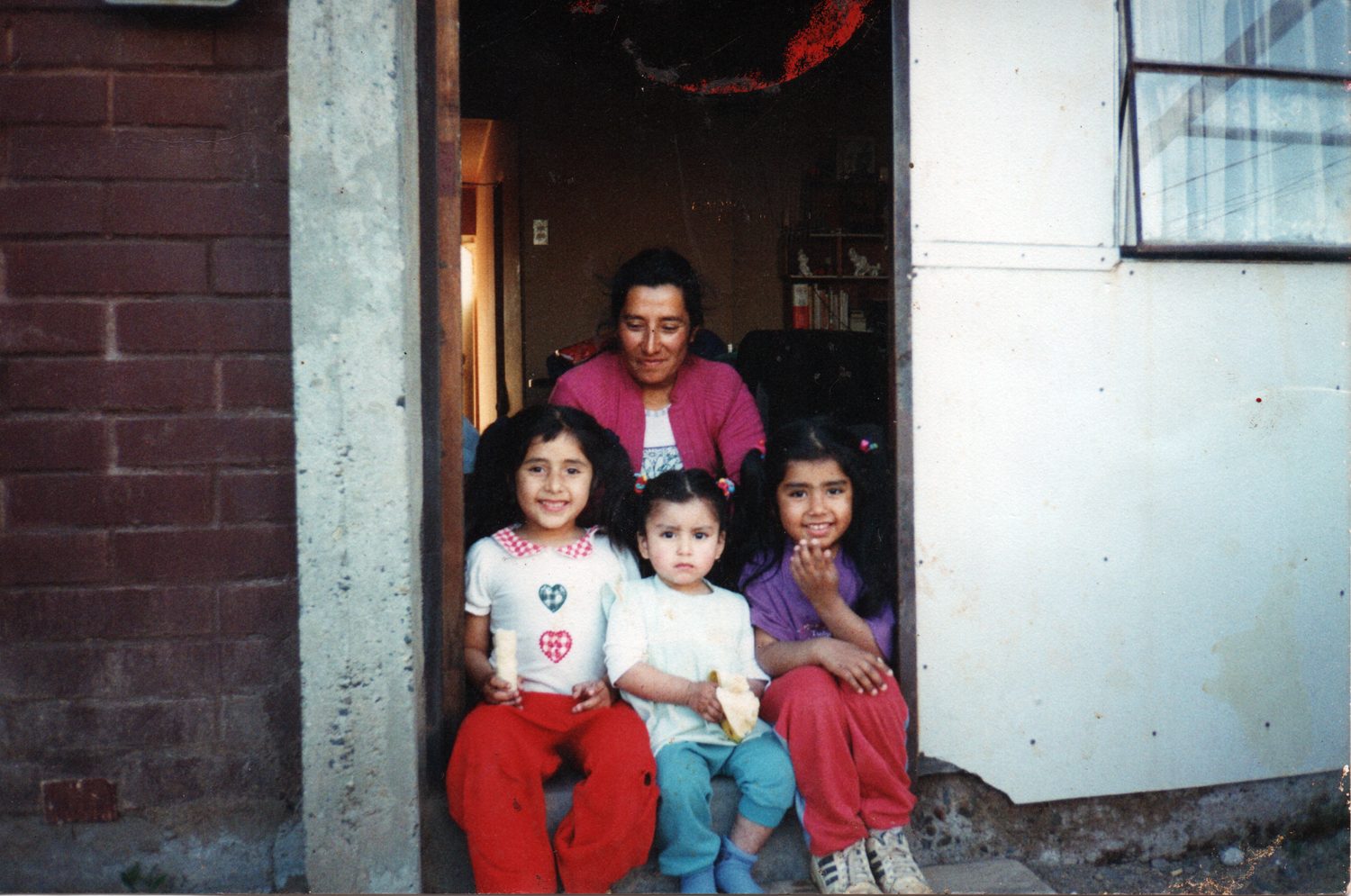 Mamá y sus tres pequeñas Mamá y sus tres pequeñas
