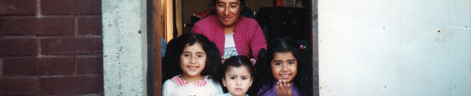 Mamá y sus tres pequeñas Mamá y sus tres pequeñas