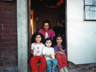 Mamá y sus tres pequeñas Mamá y sus tres pequeñas