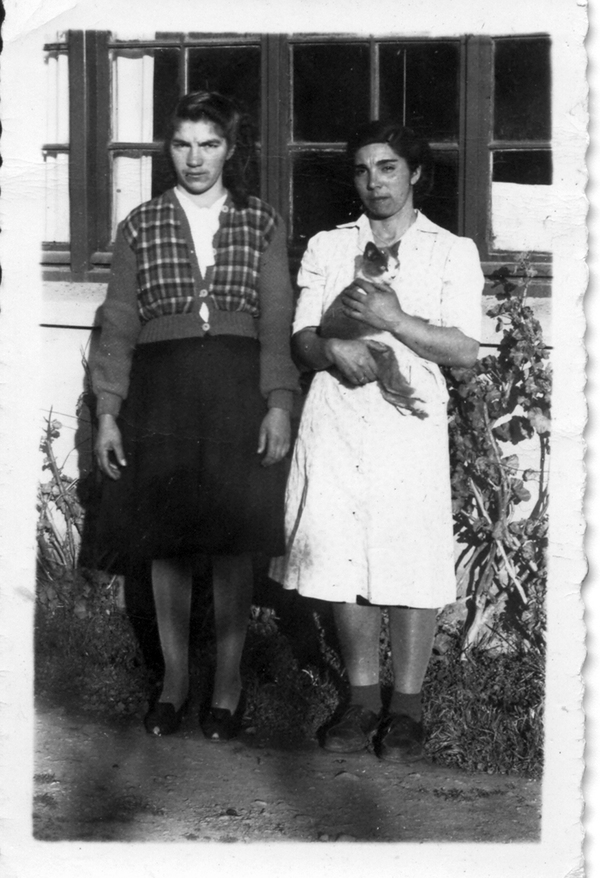 Mi mamá junto a su hermana Mi mamá junto a su hermana