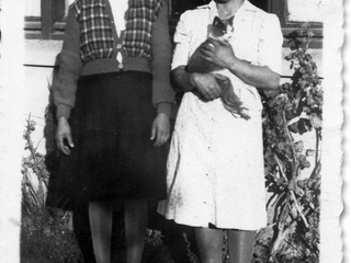 Mi mamá junto a su hermana Mi mamá junto a su hermana