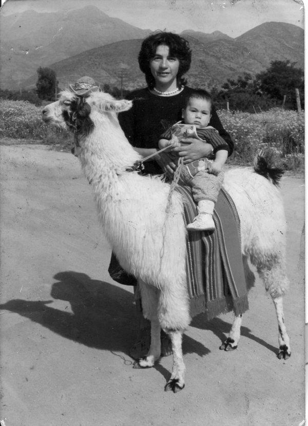Sara junto a su hijo Sara junto a su hijo