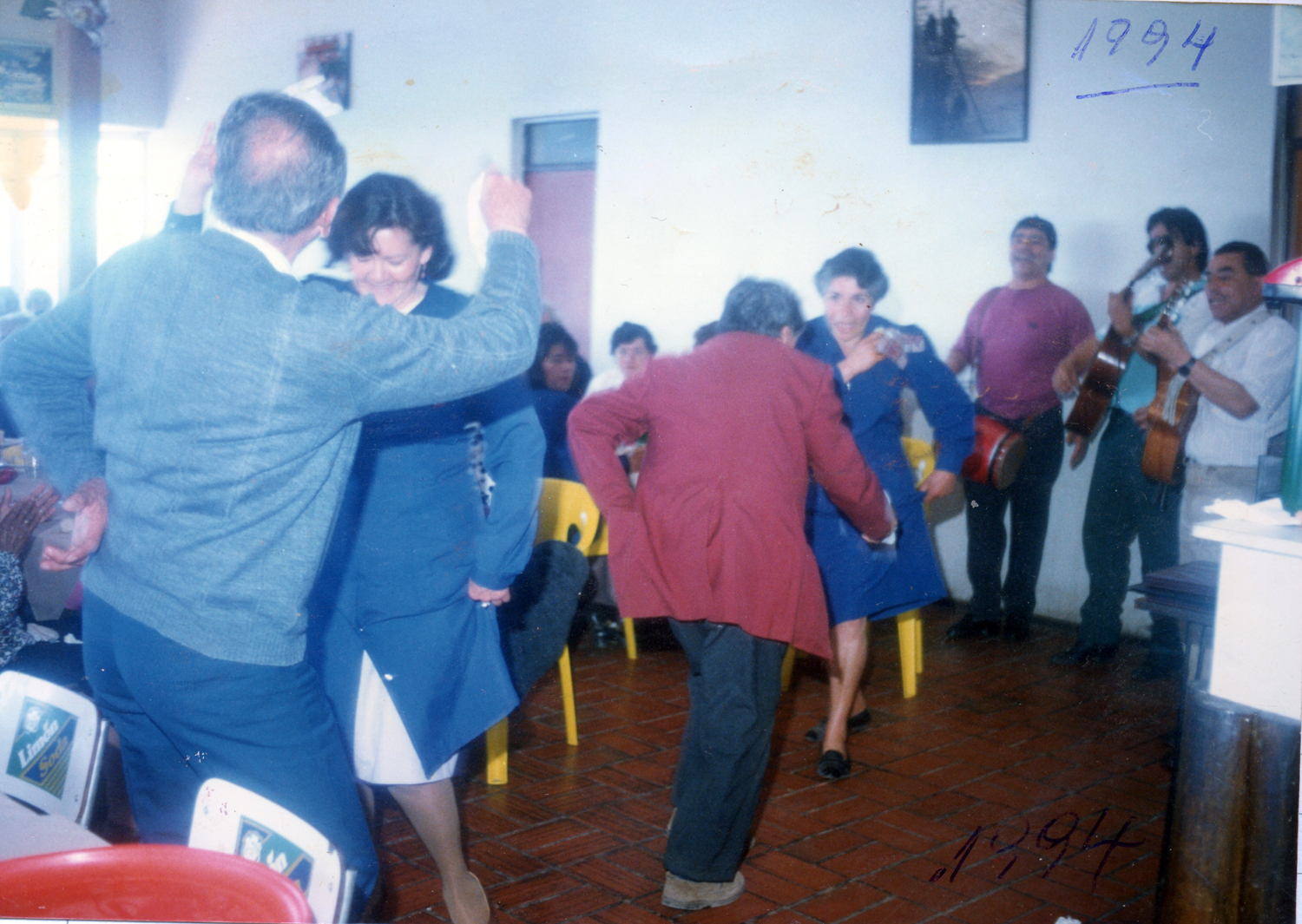 Bailando cueca Bailando cueca