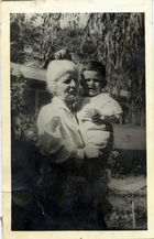 Pollo y abuela María Pollo y abuela María