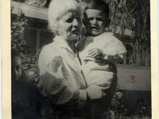 Pollo y abuela María Pollo y abuela María