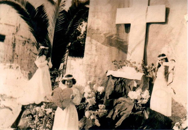 Niñas en el altar en celebración de Corpus Cristi Niñas en el altar en celebración de Corpus Cristi