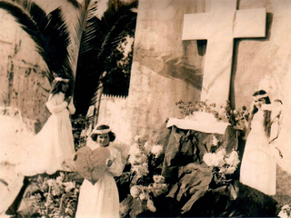Niñas en el altar en celebración de Corpus Cristi Niñas en el altar en celebración de Corpus Cristi