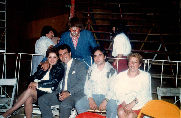 Tony Cachureo junto a su familia