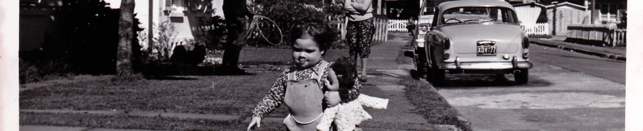 Niña con muñeca Niña con muñeca