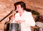 Víctor Hugo tocando un instrumento
