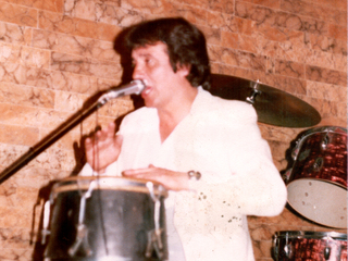 Víctor Hugo tocando un instrumento