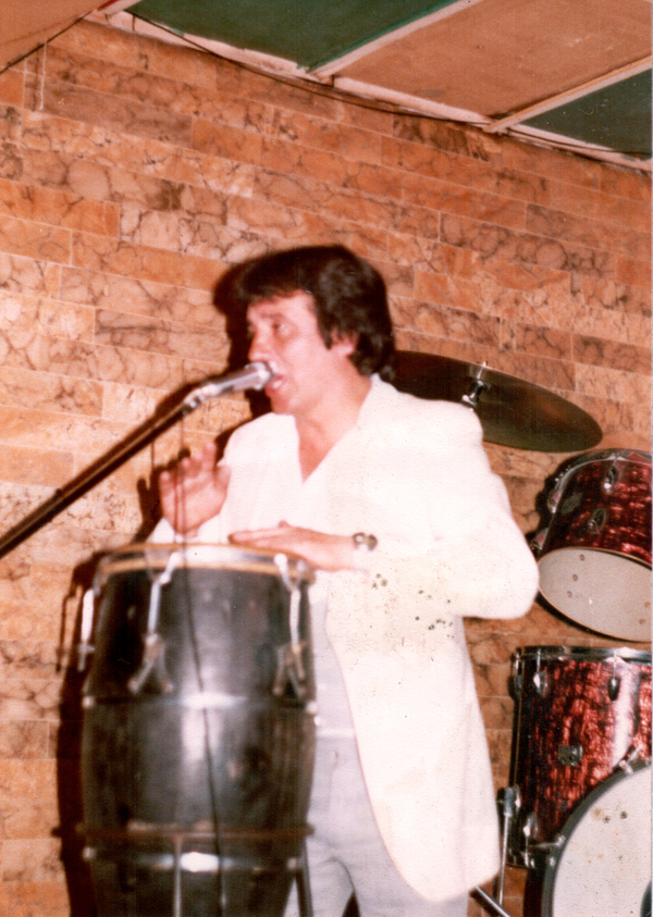 Víctor Hugo tocando un instrumento
