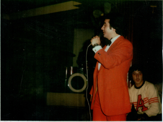Víctor Hugo cantando