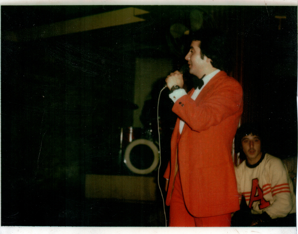 Víctor Hugo cantando