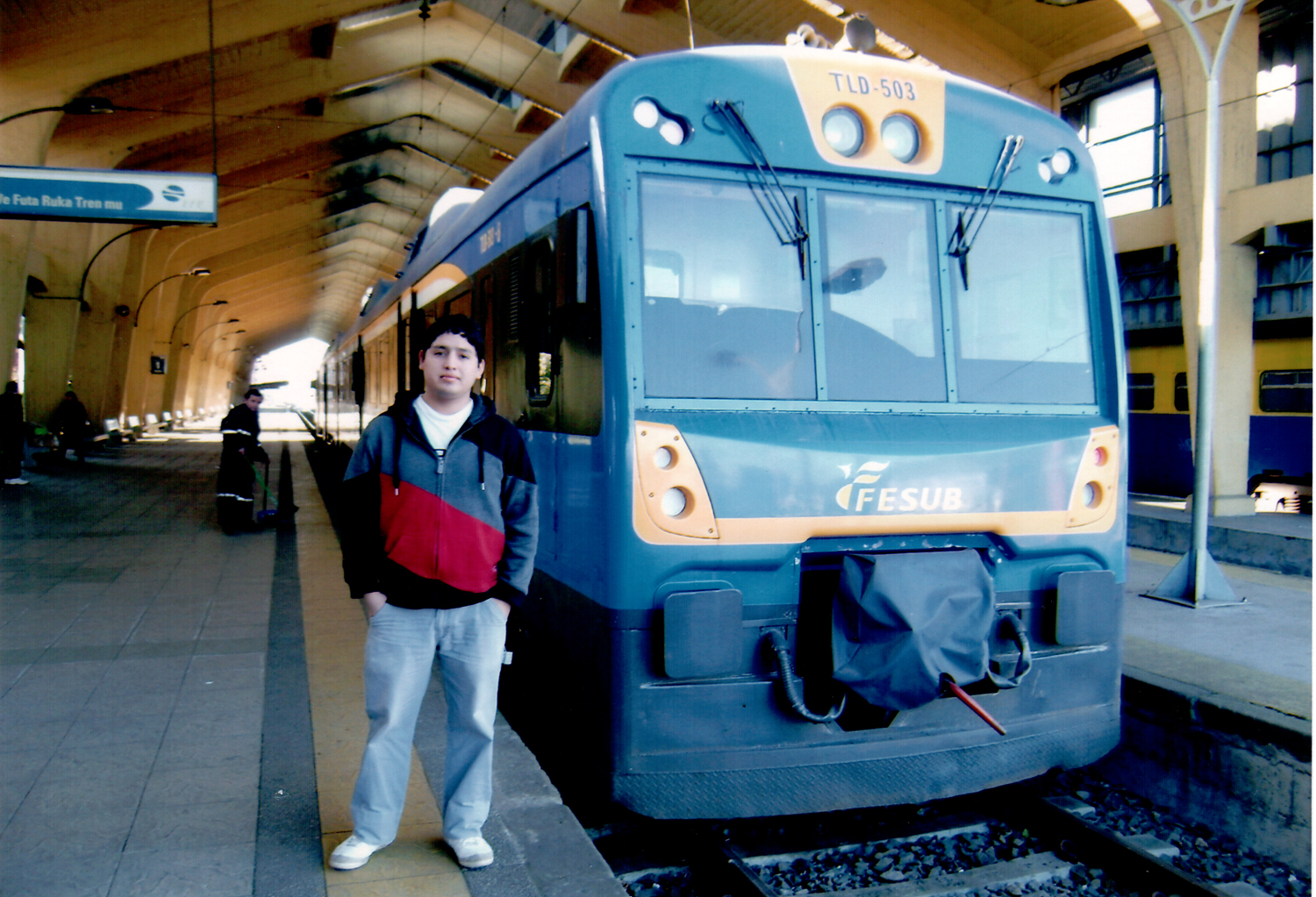 Jonathan junto al tren Jonathan junto al tren