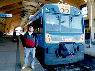 Jonathan junto al tren Jonathan junto al tren