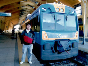 Jonathan junto al tren