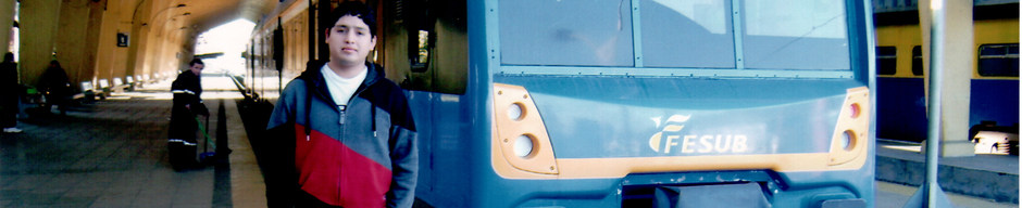 Jonathan junto al tren Jonathan junto al tren