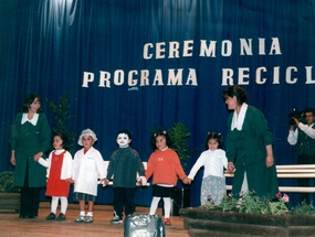Ceremonia programa de reciclaje en jardín Gota de Leche