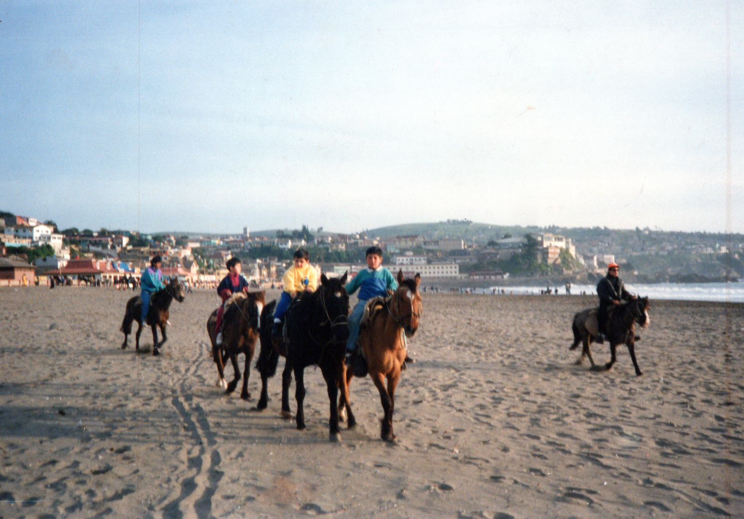 Primos paseando a caballo por la Playa de Cartagena Primos paseando a caballo por la Playa de Cartagena
