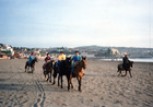 Primos paseando a caballo por la Playa de Cartagena Primos paseando a caballo por la Playa de Cartagena