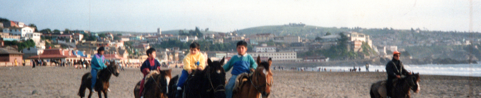 Primos paseando a caballo por la Playa de Cartagena Primos paseando a caballo por la Playa de Cartagena