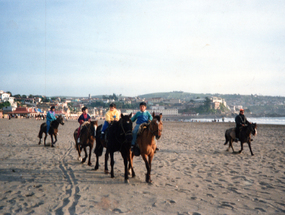 Primos paseando a caballo por la Playa de Cartagena Primos paseando a caballo por la Playa de Cartagena