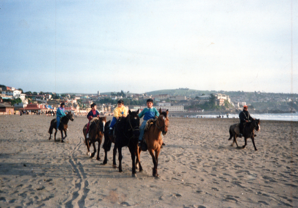 Primos paseando a caballo por la Playa de Cartagena Primos paseando a caballo por la Playa de Cartagena
