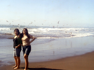 Paseo de madre e hija en una tarde de verano Paseo de madre e hija en una tarde de verano