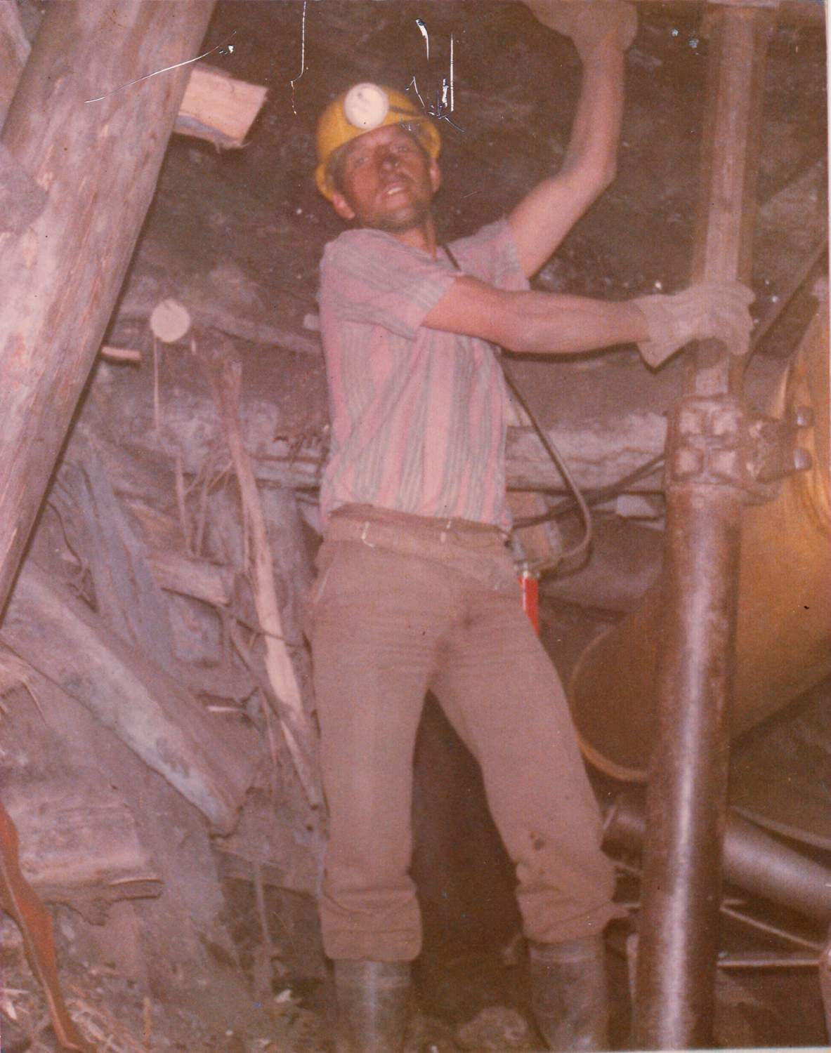 Trabajando bajo la mina Trabajando bajo la mina