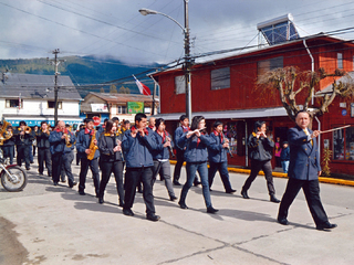 Desfilando por calle Chinchilca Desfilando por calle Chinchilca