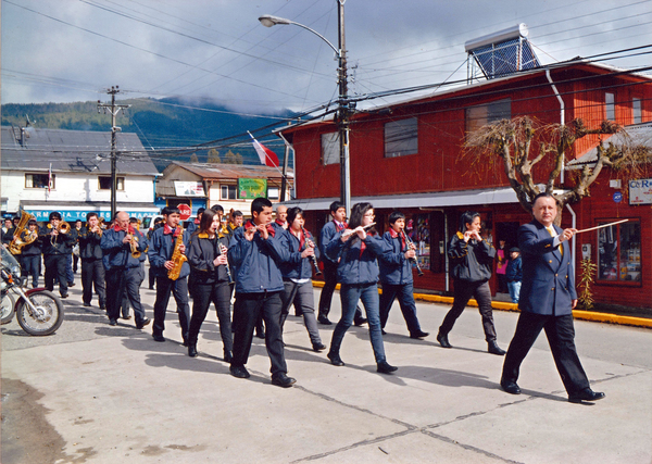 Desfilando por calle Chinchilca Desfilando por calle Chinchilca